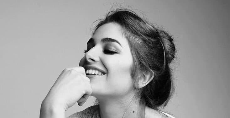 8 Tips and Tricks on how to smile naturally in photos